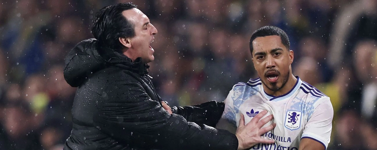 Huấn luyện viên Unai Emery chỉ đạo chiến thuật sát sao với Youri Tielemans trong trận đấu tại Europa League