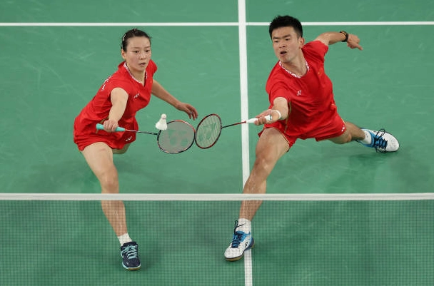 Huang Yaqiong và Zheng Siwei thi đấu nội dung đôi nam nữ môn cầu lông