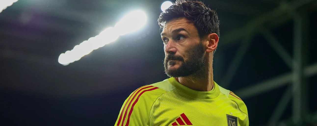 Hugo Lloris điềm tĩnh quan sát trận đấu tại vòng Playoff