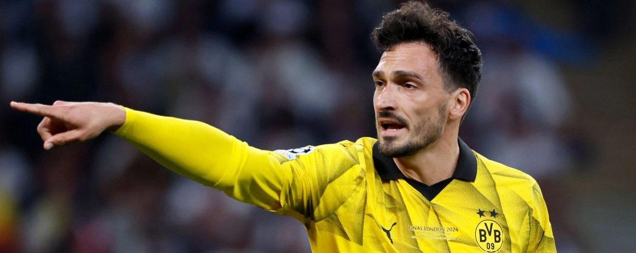 Hummels rạng rỡ cầm chiếc áo đấu AS Roma trong ngày ra mắt