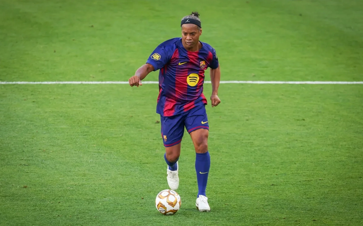 Huyền thoại Ronaldinho nở nụ cười rạng rỡ trong màu áo Barcelona