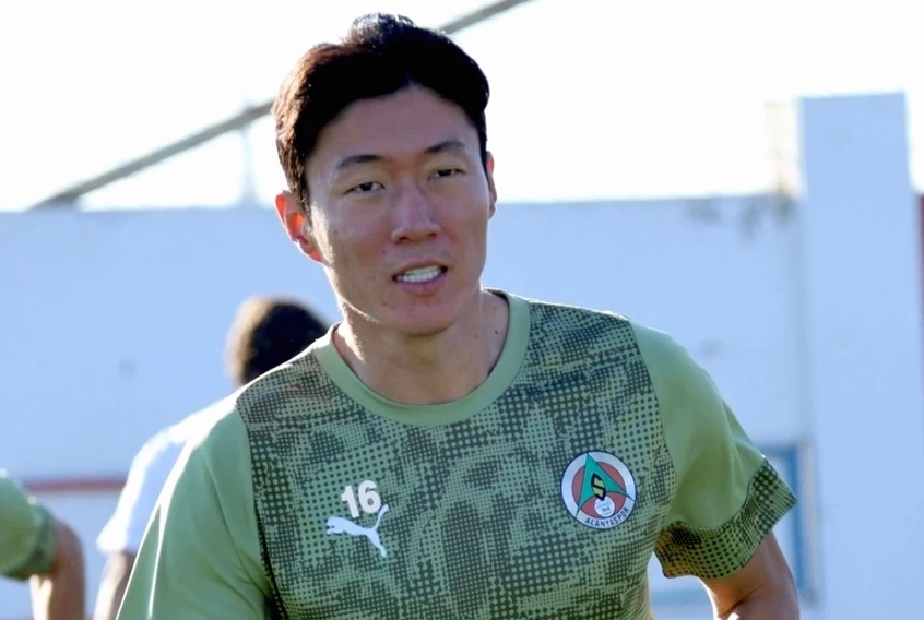 Hwang Ui - jo tập trung trong một buổi tập luyện cùng đồng đội