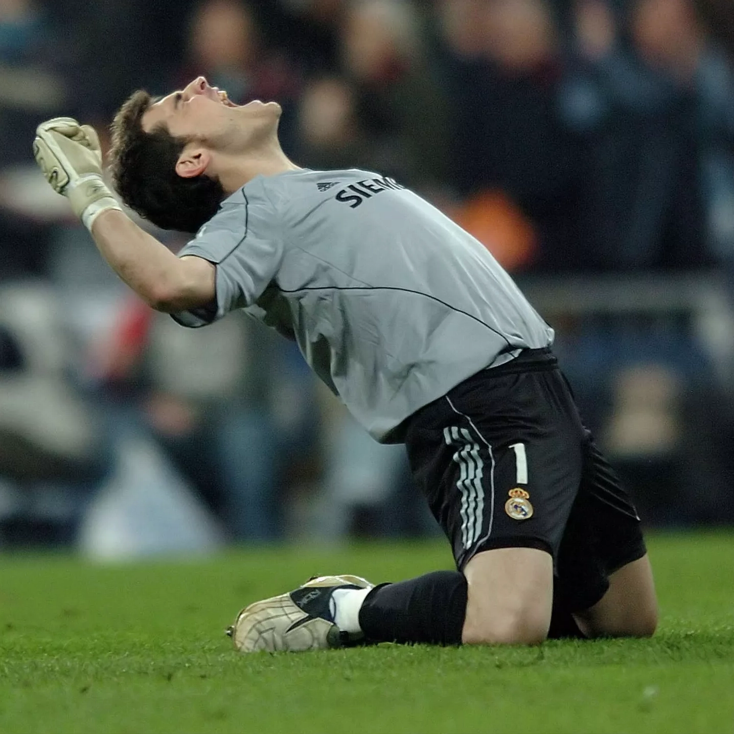 Iker Casillas tập trung cao độ trong trận đấu