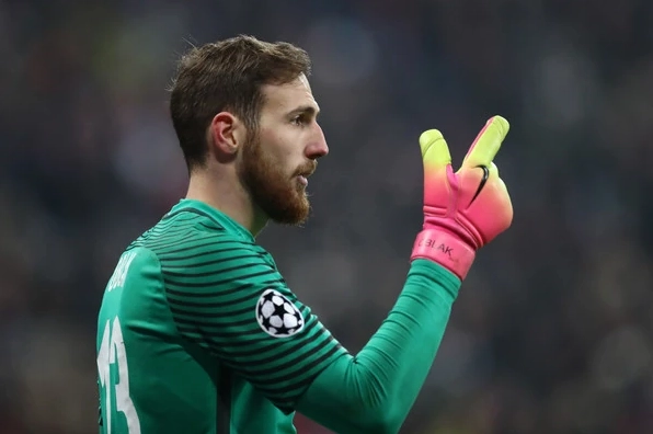 Jan Oblak sải tay dài cản phá cú sút hiểm hóc của đối phương cứu thua ngoạn mục cho đội nhà