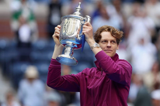 Jannik Sinner ăn mừng với chiếc cúp vô địch danh giá