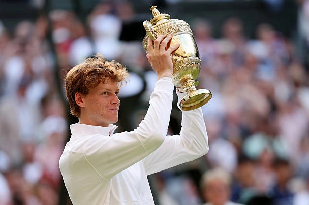 Jannik Sinner nâng cao chiếc cúp vô địch đơn nam