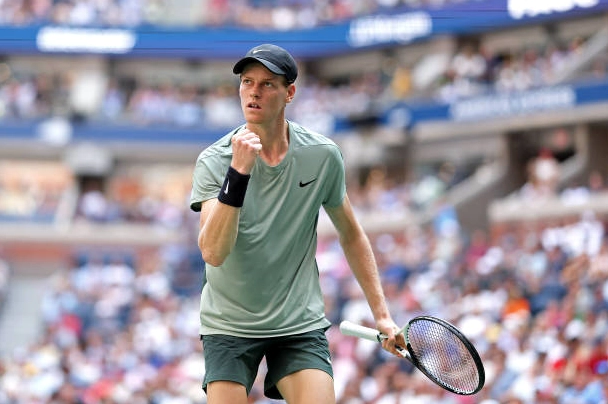 Jannik Sinner phản ứng mãnh liệt sau một pha ghi điểm xuất sắc
