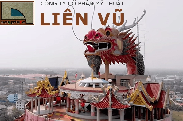 Khách du lịch có thể chạm vào tượng rồng khổng lồ để cầu bình an