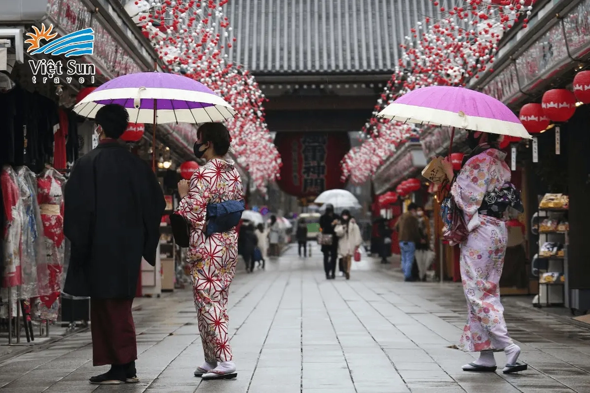 Khách hành hương mặc trang phục truyền thống yukata tham gia trẩy hội tại khu vực Asakusa