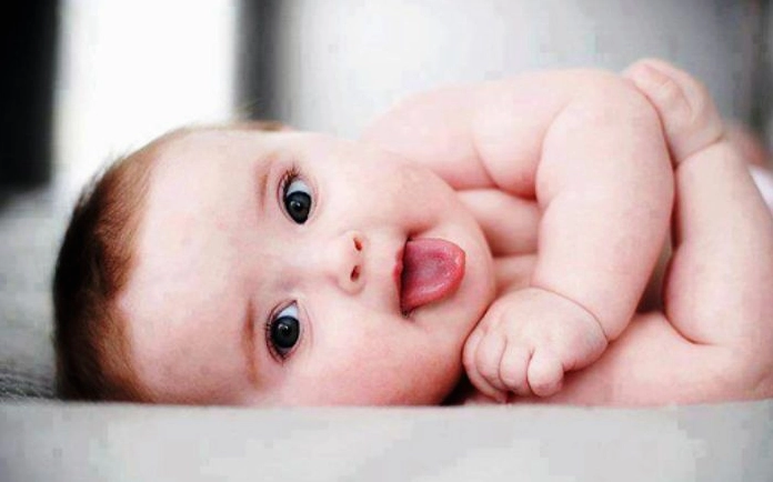 Khi khen một đứa trẻ kháu khỉnh và đáng yêu mọi người thường kèm theo từ trộm vía để cầu bình an