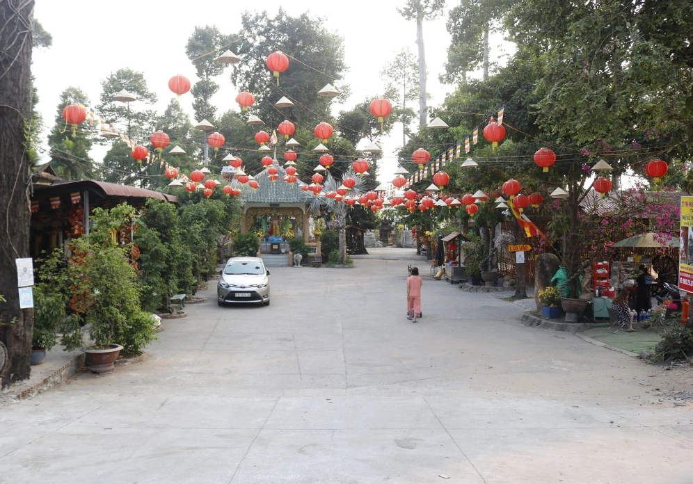 Khoảng sân rộng rãi phía trước Chùa Phước Tường thuận tiện cho việc đậu đỗ xe