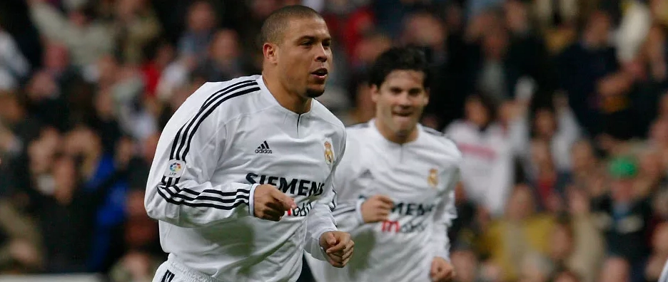 Khoảnh khắc ăn mừng bàn thắng quen thuộc của Người ngoài hành tinh Ronaldo