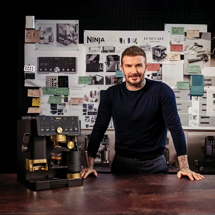 Khoảnh khắc David Beckham tập trung cao độ trong một tình huống bóng cố định