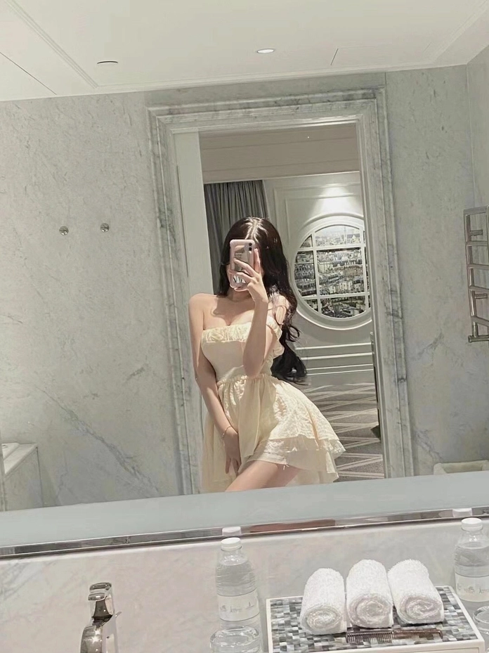 Khoảnh khắc đời thường mộc mạc nhưng cực kỳ lôi cuốn trước gương