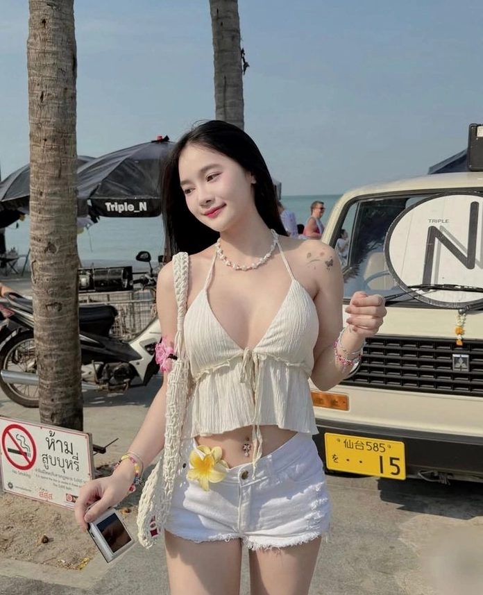 Khoảnh khắc đời thường siêu đáng yêu của cô nàng diện quần ngắn mát mẻ