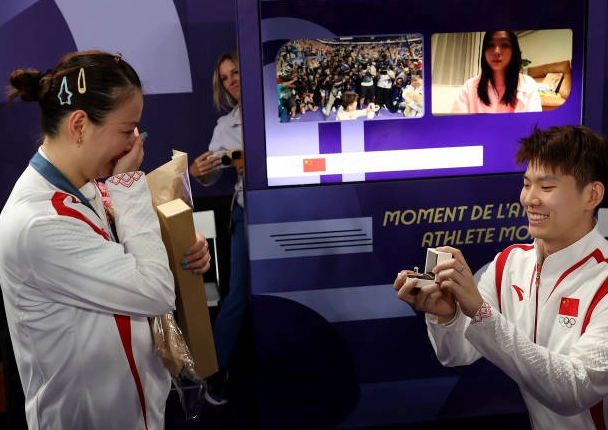 Khoảnh khắc lãng mạn khi Liu Yuchen cầu hôn Huang Yaqiong ngay sau lễ trao huy chương