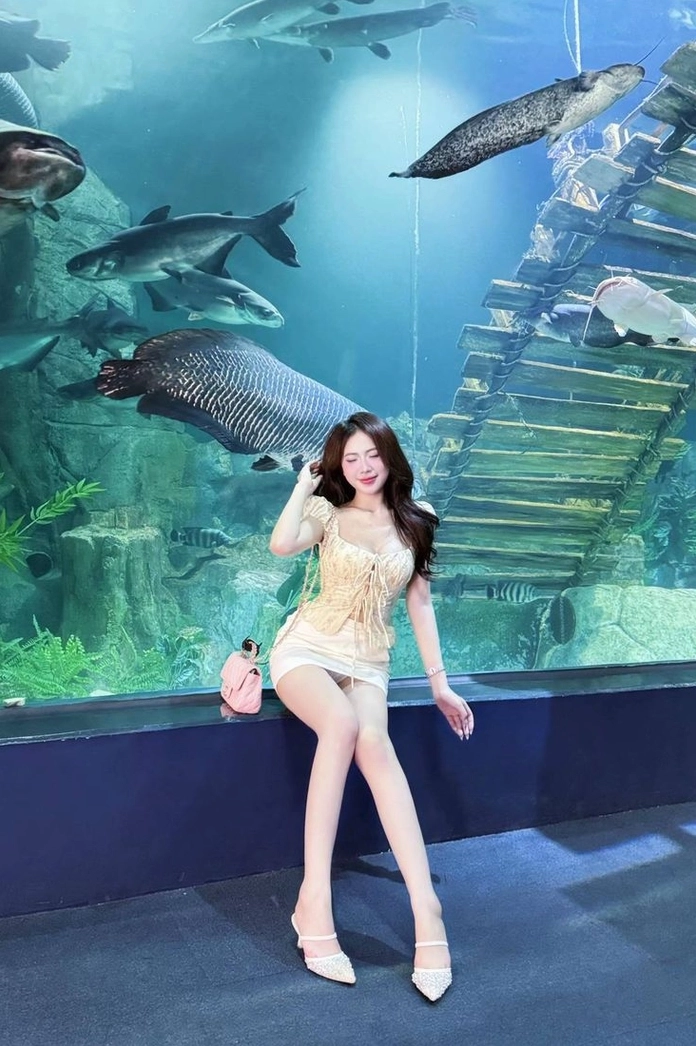 Khoảnh khắc nữ idol Tiktok nhún nhảy đầy cuốn hút trong bộ đồ thời trang cá tính