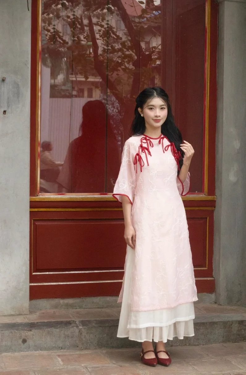 Khoảnh khắc tà áo dài trắng bay nhẹ nhàng trong gió tạo cảm giác tự do thanh bình
