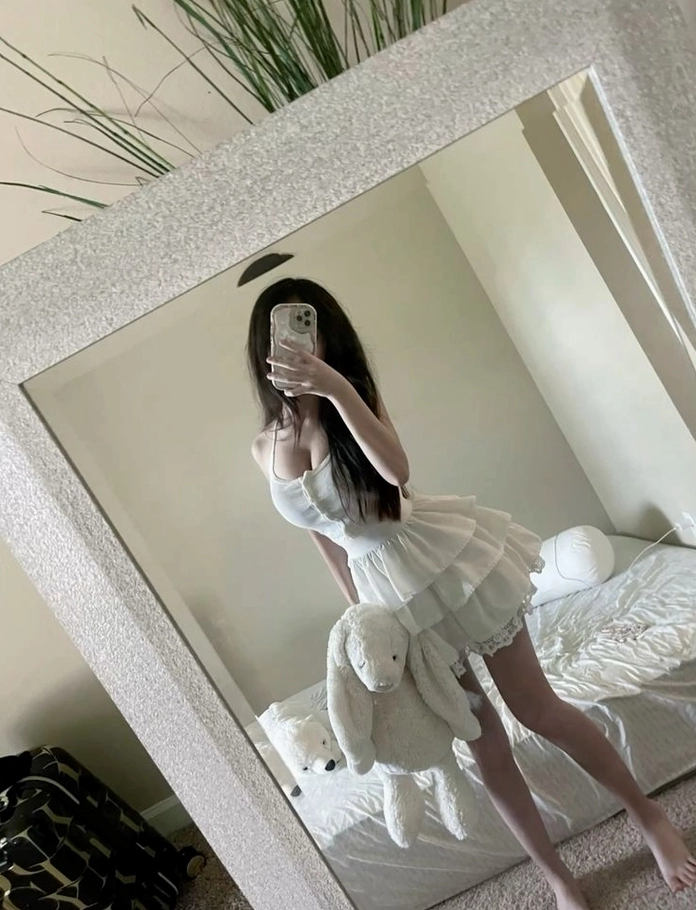 Khoảnh khắc tạo dáng điệu đà cực kỳ xinh xắn trước chiếc gương quen thuộc
