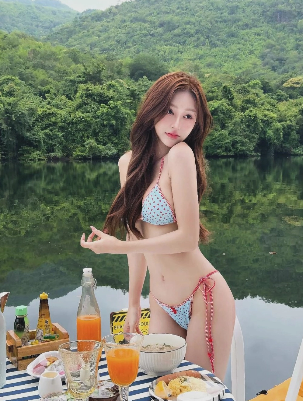 Khoảnh khắc vui đùa tự nhiên cùng sóng biển lãng mạn của cô gái diện bikini