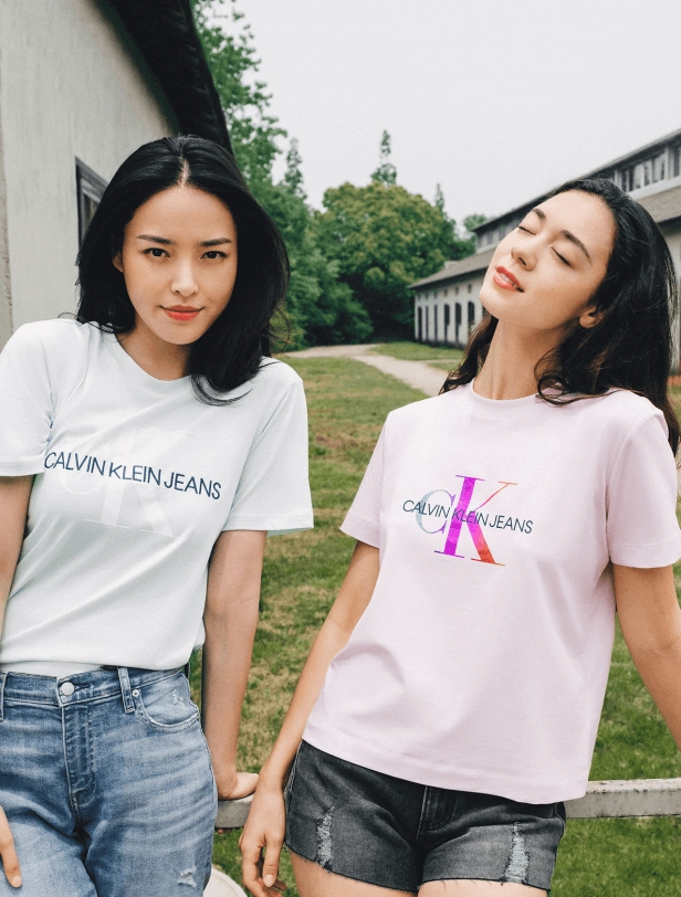 Khoe đôi chân dài miên man với quần short jeans siêu ngắn phong cách bụi bặm