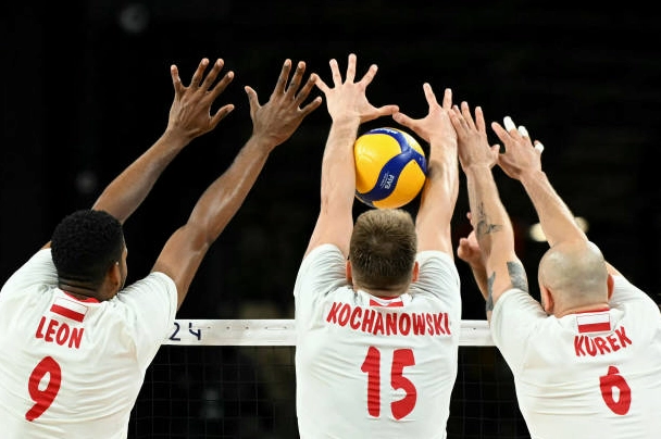 Khối chắn ba người của Ba Lan gồm Wilfredo Leon Jakub Kochanowski và Bartosz Kurek đang làm việc hiệu quả