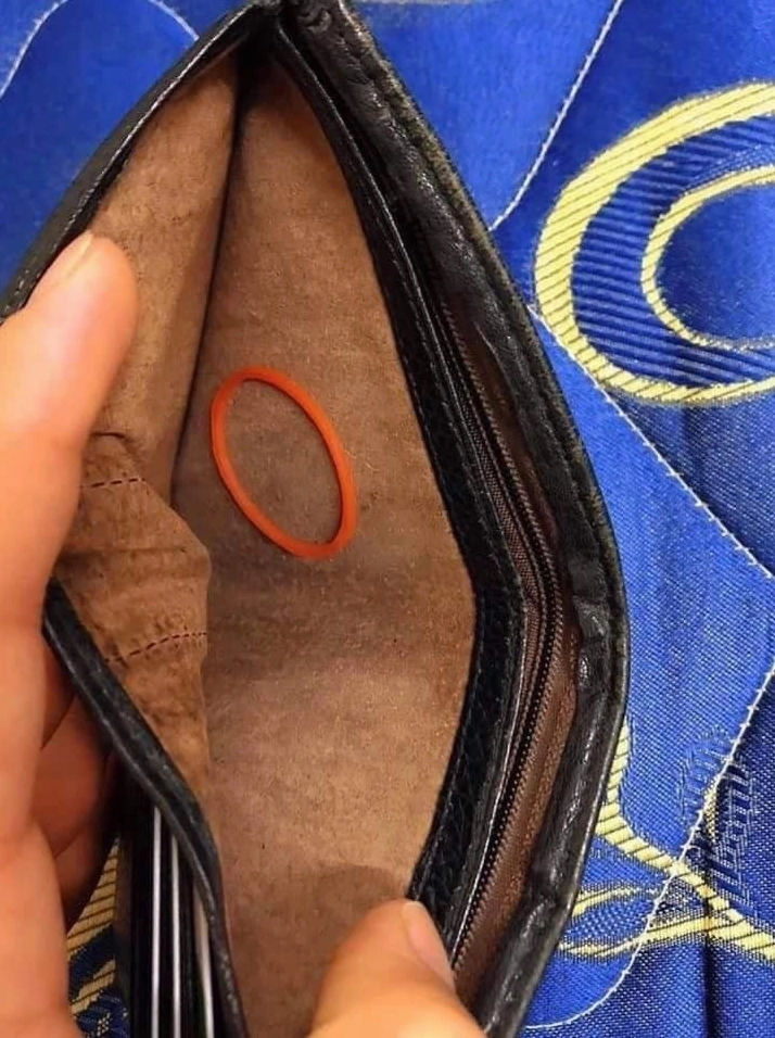 Không có tiền meme cảm xúc