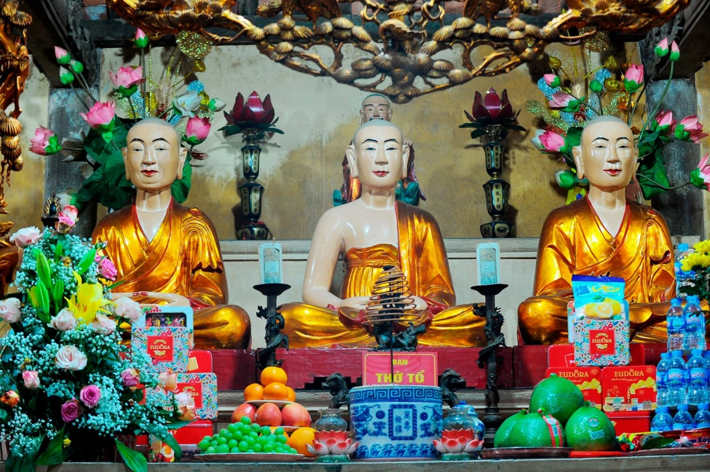 Không gian ban thờ tổ trang nghiêm thanh tịnh tỏa ngát khói nhang