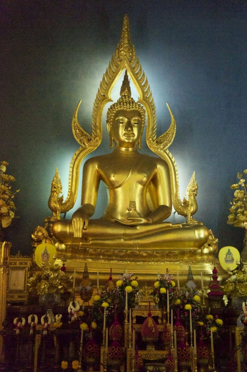 Không gian bên trong chánh điện thành kính tại Chùa Cẩm Thạch