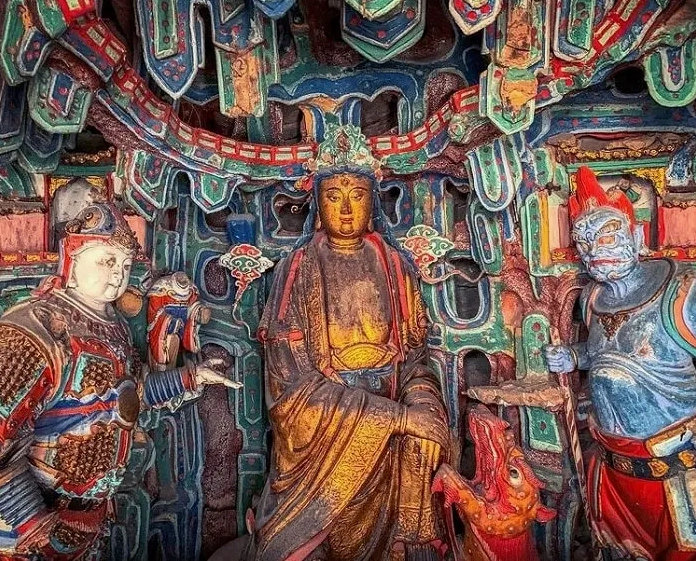 Không gian bên trong Chùa Treo Huyền Không vô cùng trang nghiêm tĩnh lặng