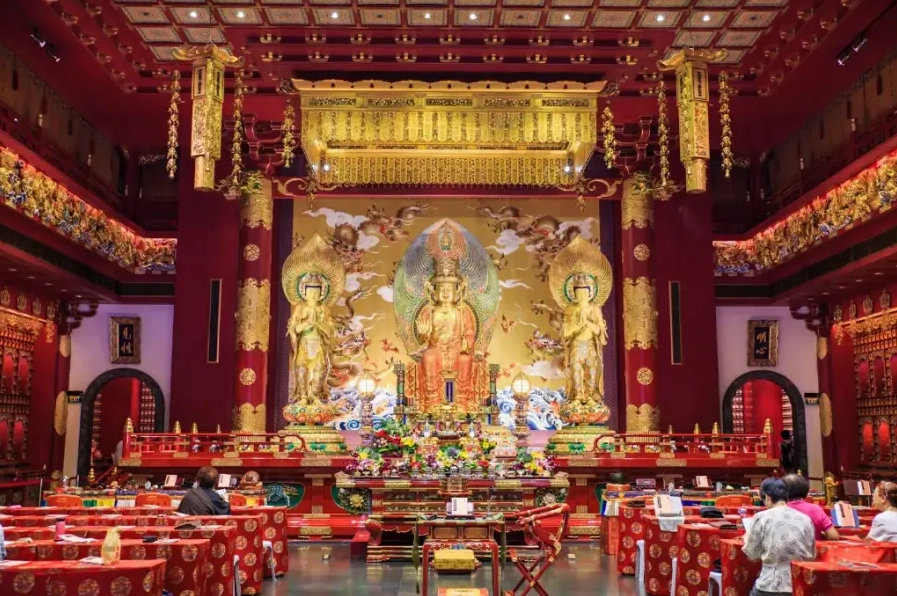 Không gian bên trong đền với những hoa văn chạm khắc tinh xảo và ánh đèn vàng ấm áp