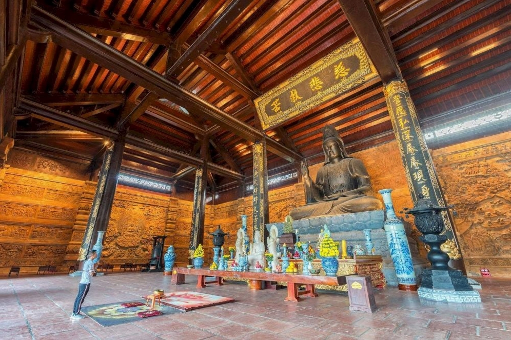 Không gian bên trong Điện Quan Âm. Xung quanh là những bức phù điêu tinh xảo