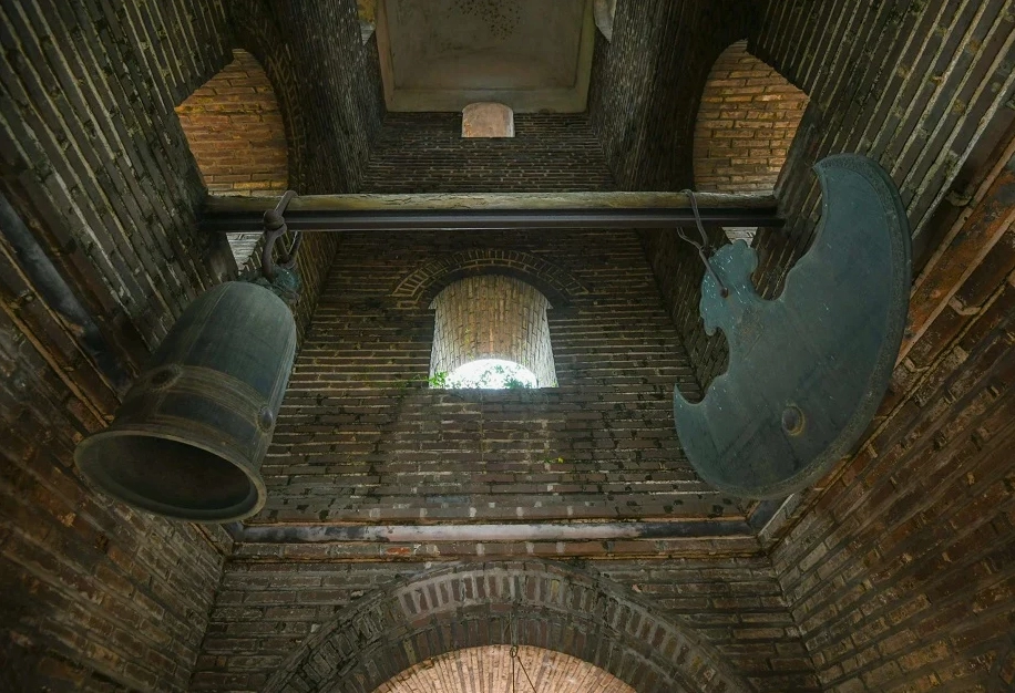 Không gian bên trong tháp Hòa Phong trang nghiêm và cổ kính