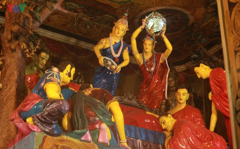 Không gian chánh điện rực rỡ ánh đèn hoa đăng trong những ngày lễ lớn