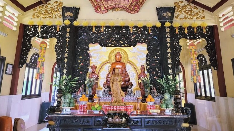 Không gian chánh điện tĩnh lặng chốn thiền môn thanh tịnh