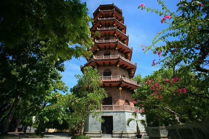 Không gian chánh điện tôn nghiêm nơi thờ phụng Đức Phật Thích Ca Mâu Ni