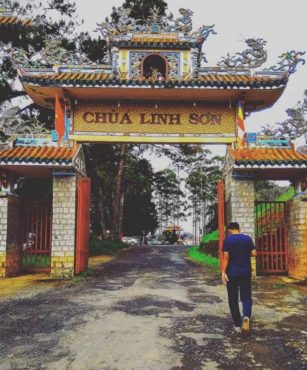 Không gian chánh điện uy nghi nơi thờ tự chư Phật tại Chùa Linh Sơn