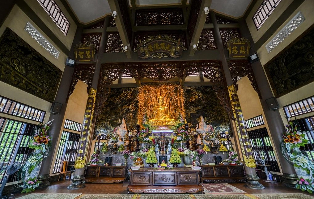 Không gian chính điện trang nghiêm và bề thế tại Thiền viện Trúc Lâm Giác Tâm