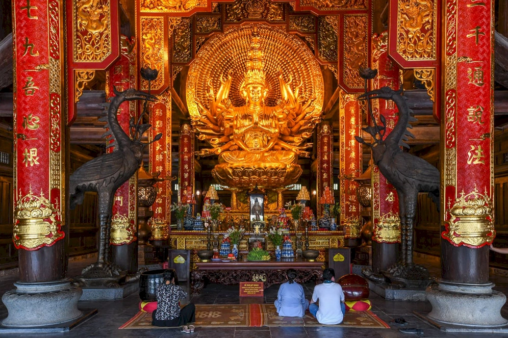 Không gian điện thờ thanh tịnh nơi bá tánh cầu bình an