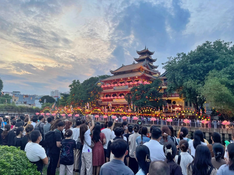 Không gian kiến trúc cổ kính bên trong chùa Pháp Hoa