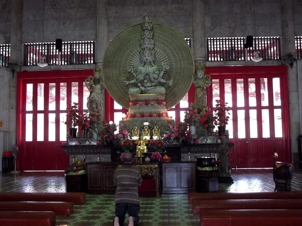 Không gian rộng lớn và thanh tịnh của ngôi chùa lớn nhất quốc đảo sư tử