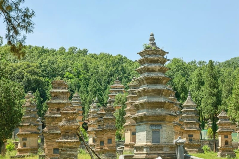 Không gian sinh hoạt tôn giáo trang nghiêm bên trong khuôn viên tự viện