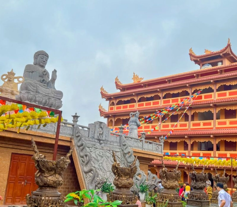 Không gian thanh tịnh tĩnh lặng bên trong khuôn viên Chùa Thăng Nghiêm