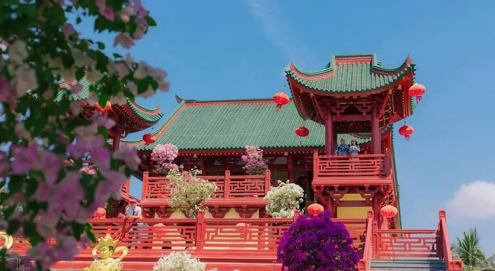 Không gian thanh tịnh và bình yên tại khu vực Chùa Lầu An Giang