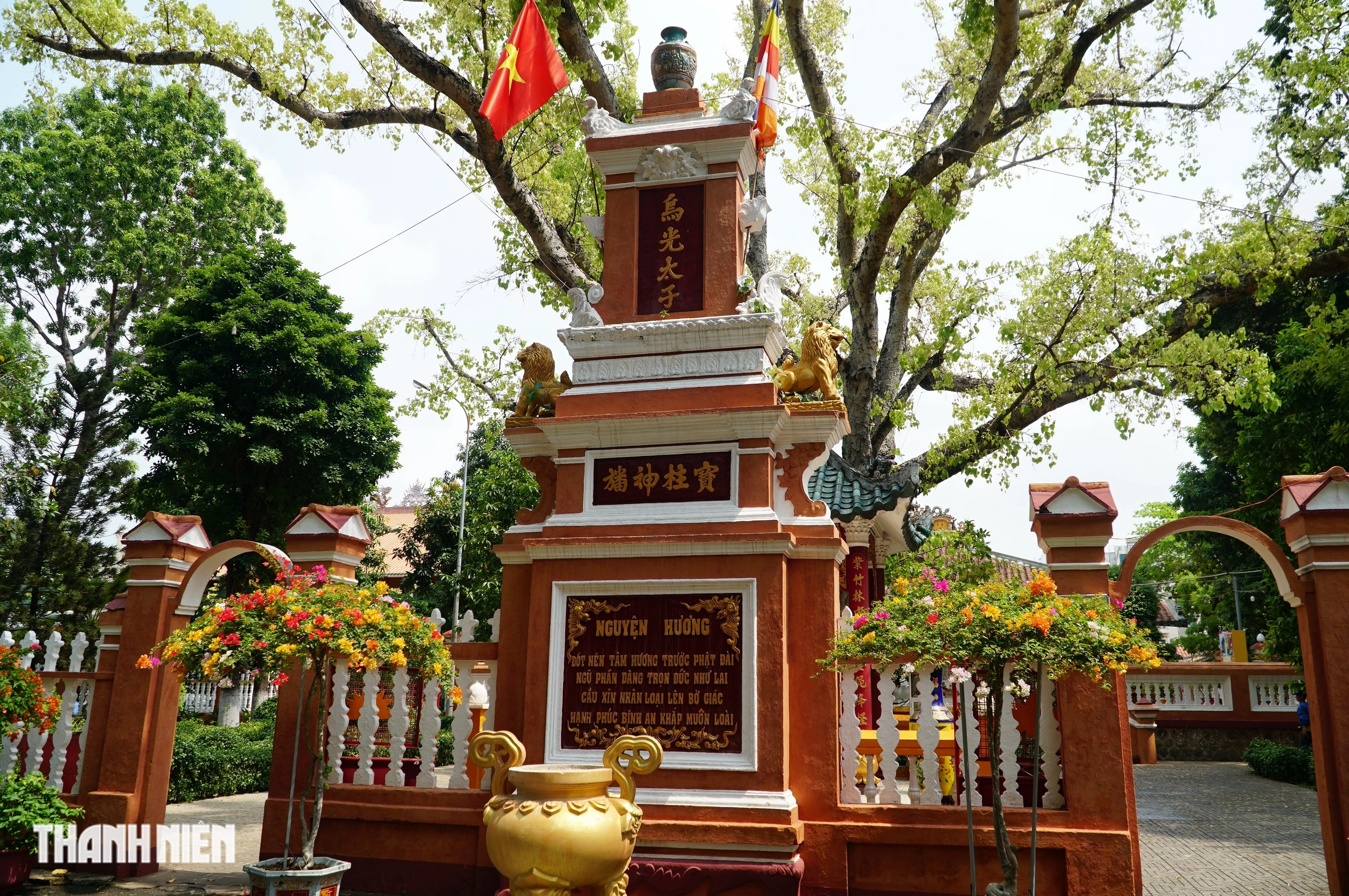 Không gian thanh tịnh và cổ kính bên trong khuôn viên ngôi chùa hàng trăm năm tuổi