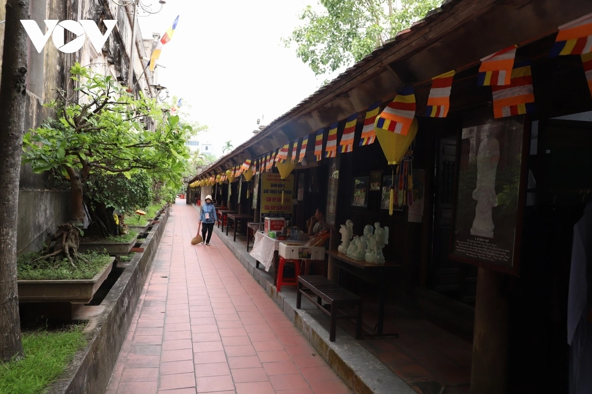 Không gian thanh tịnh và thiêng liêng bên trong ngôi tự viện cổ kính