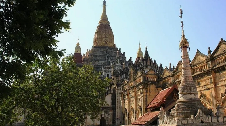 Không gian thanh tịnh và uy nghiêm bên trong khuôn viên ngôi đền đồ sộ nhất Bagan