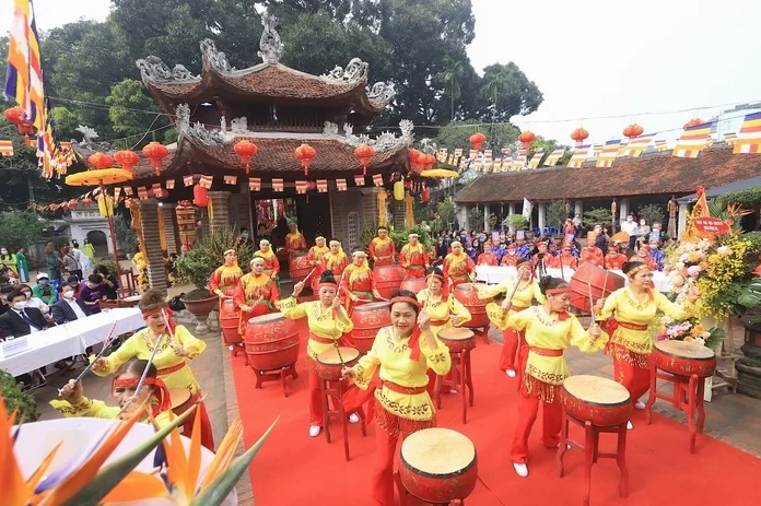 Không gian thờ tự bên trong chánh điện vô cùng trang nghiêm thành kính