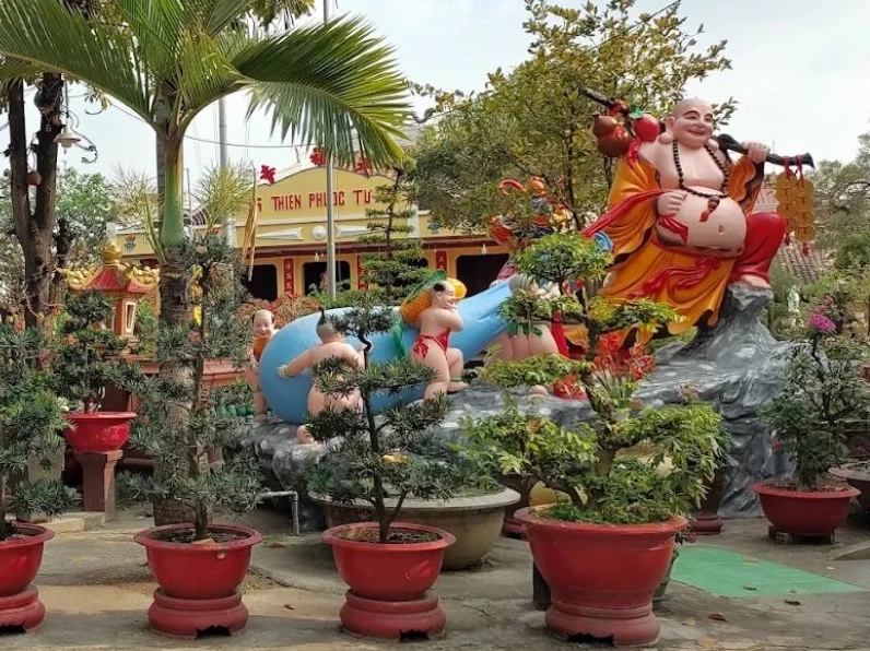 Không gian thờ tự bên trong chánh điện vô cùng uy nghi và linh thiêng