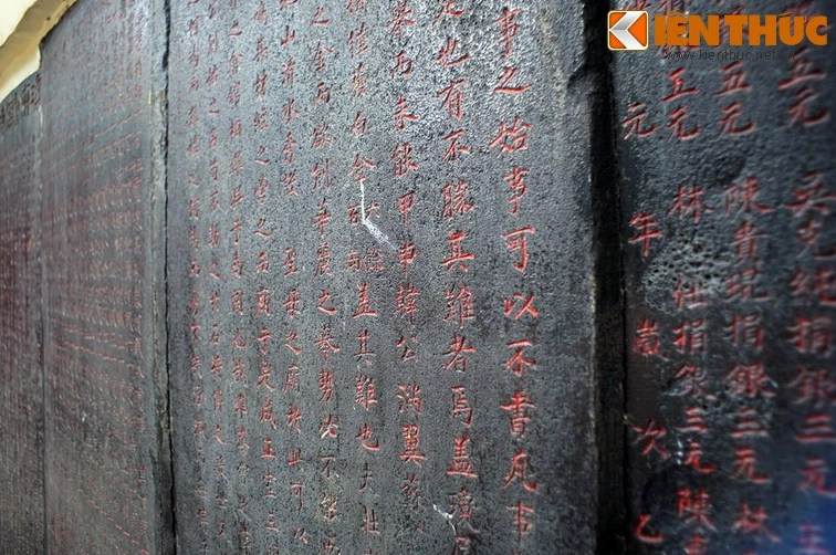 Không gian thờ tự bên trong gian chính của ngôi chùa lung linh huyền ảo